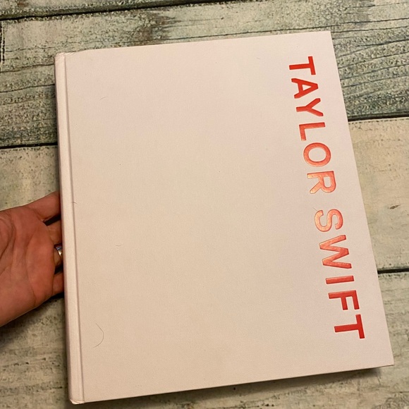 Authentic Taylor Swift wall hanging tapestry. & book. - Picture 12 of 14